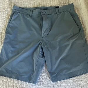 Vineyard Vines  light blue performance short 
size 34
Men’s